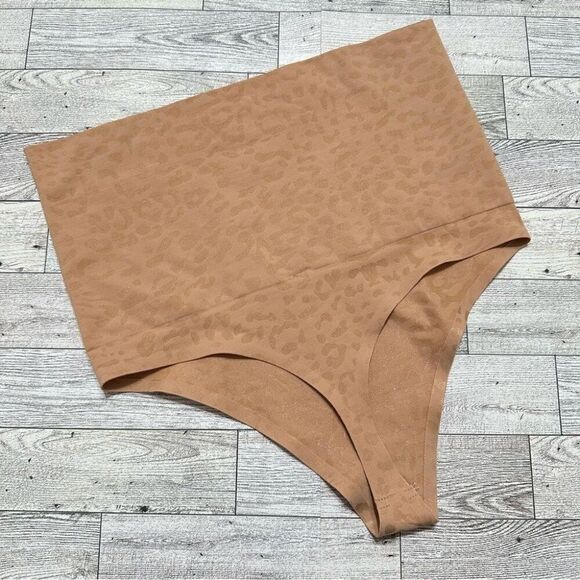 VICTORIA’S SECRET CURVES SEAMLESS HIGH WAIST TUMMY CONTROL NUDE THONG PANTY NWT‎ - Picture 3 of 5